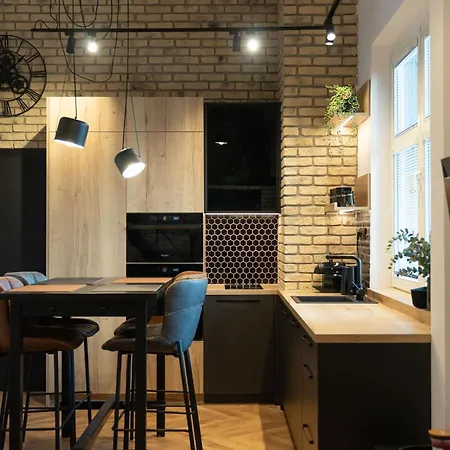 Designer Loft - Modern & Chic דירה