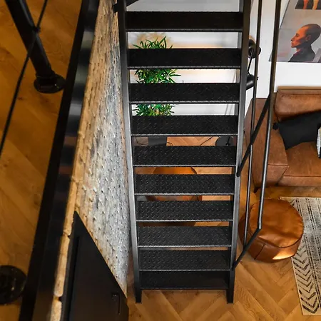 Designer Loft - Modern & Chic דירה