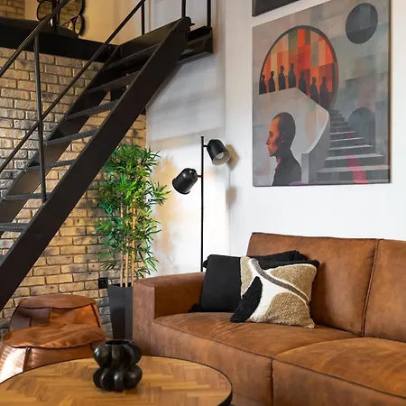 Designer Loft - Modern & Chic דירה